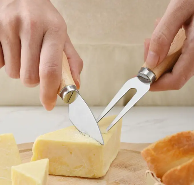 L'ensemble de couteaux à fromage de 4 pièces comprend 4 trancheuses à  fromage en acier inoxydable avec poignée en bois et 1 support de bloc en  bois